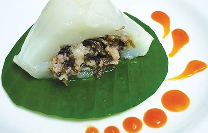 “Bánh giò, thực ra cũng chỉ là một thức quà nhẹ, quà chiều bữa xế, hay quà đêm ăn chơi. Món ăn dỗ dành trẻ nhỏ hay vỗ về người ốm dở. Nhưng nó đặc biệt là một thức quà Hà Nội rất Hà Nội!”