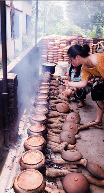 Những niêu cá kho được đun nhỏ lửa trên bếp từ 9-10 giờ - Ảnh: Tùng Dương