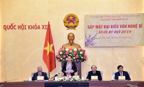 Ủy viên Bộ Chính trị, Chủ tịch Quốc hội Nguyễn Thị Kim Ngân phát biểu tại buổi gặp mặt văn nghệ sỹ Ảnh: Lâm Hiển