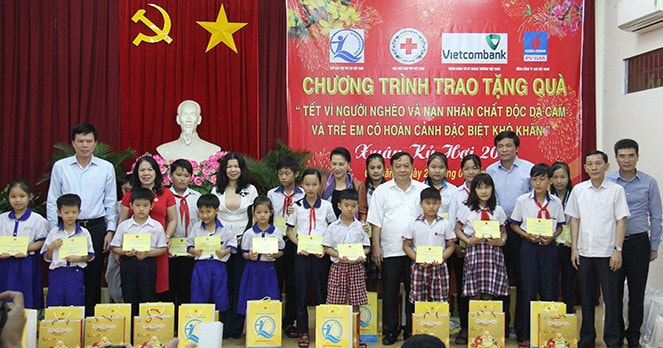 Đoàn công tác chụp ảnh lưu niệm với học sinh nghèo vượt khó TP Cần Thơ