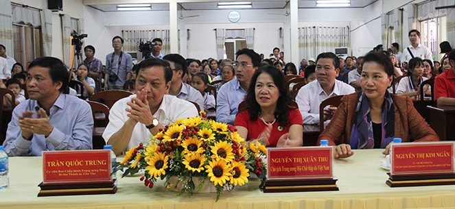 Chủ tịch Quốc hội Nguyễn Thị Kim Ngân Chủ nhiệm Văn phòng Quốc hội Nguyễn Hạnh Phúc và Bí thư Thành uỷ Cần Thơ Trần Quốc Trung dự chương trình trao quà tết cho người có hoàn cảnh khó khăn