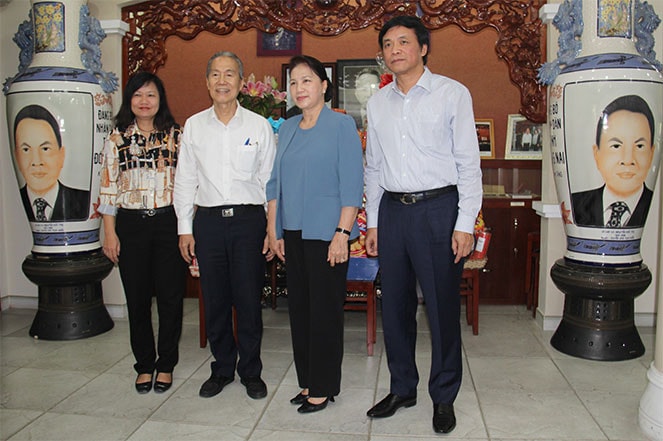 Chủ tịch Quốc hội Nguyễn Thị Kim Ngân và Chủ nhiệm Văn phòng Quốc hội Nguyễn Hạnh Phúc chụp ảnh lưu niệm với thân nhân cố Chủ tịch Quốc hội Nguyễn Hữu Thọ