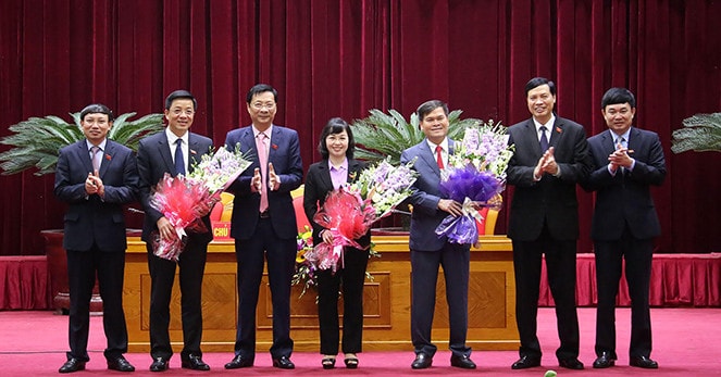 Các đại biểu trúng cử các chức vụ chủ chốt của HĐND, UBND tỉnh ra mắt tại kỳ họp