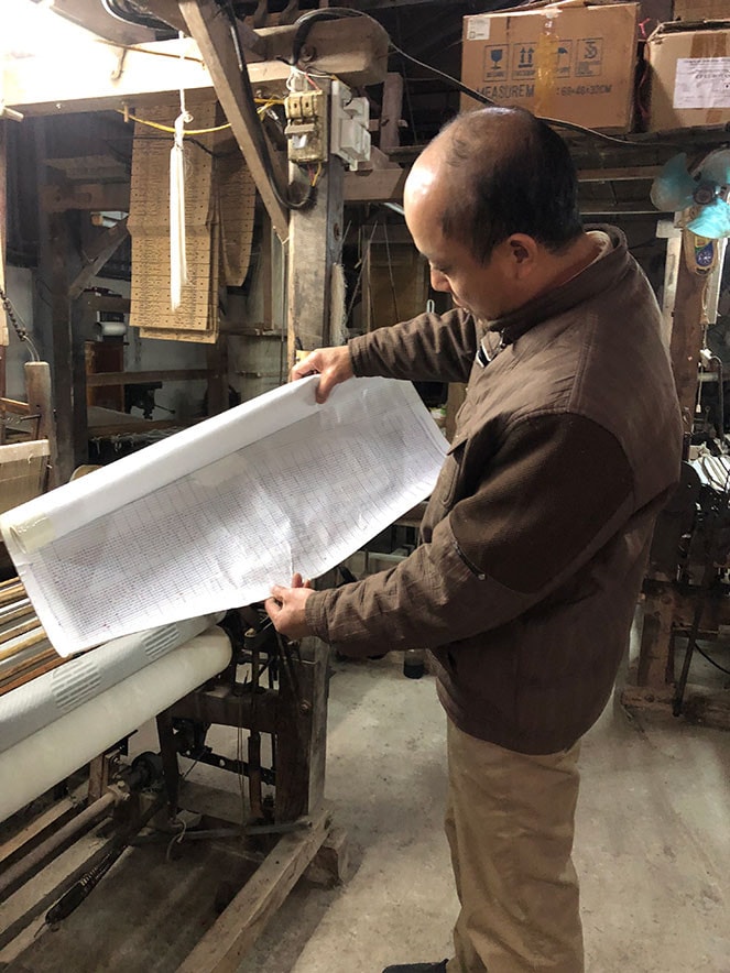 Nghệ nhân Lê Đăng Toản giới thiệu mẫu hoa văn dệt the Ảnh: Hương Sen