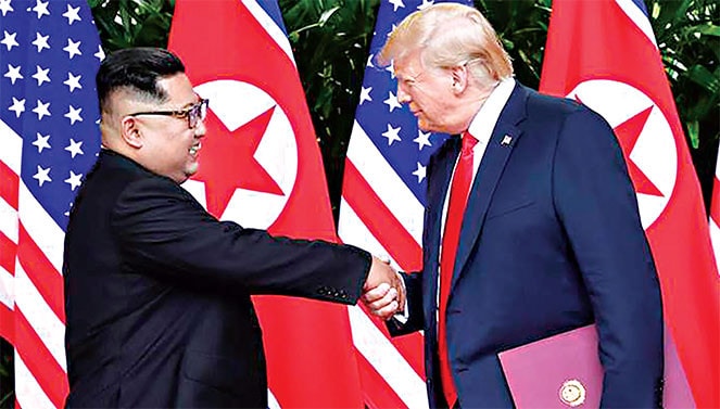 Tổng thống Donald Trump (phải) và Nhà lãnh đạo Kim Jung - un tại Hội nghị Thượng đỉnh Mỹ - Triều lần thứ nhất