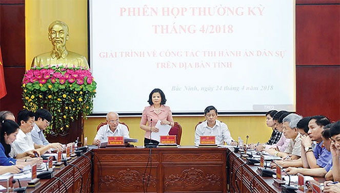 Chủ tịch HĐND tỉnh Nguyễn Hương Giang điều hành phiên giải trình về công tác thi hành án dân sự trên địa bàn tỉnh tại phiên họp tháng 4.2018 của Thường trực HĐND tỉnh