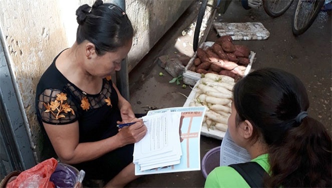Người dân huyện Phúc Thọ tham gia kí tên kêu gọi chấm dứt nuôi nhốt gấu ở địa phương