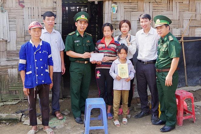 Đồn Biên phòng Pò Hèn tặng quà đỡ đầu cho gia đình học sinh nghèo trên địa bàn