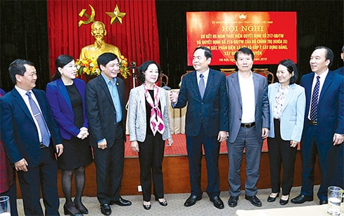 Ủy viên Bộ Chính trị, Bí thư Trung ương Đảng, Trưởng ban Dân vận Trung ương Trương Thị Mai với các đại biểu dự hội nghị Ảnh: Hà An