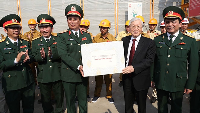 Tổng Bí thư, Chủ tịch Nước Nguyễn Phú Trọng tang quà cho cán bộ, chiến sĩ đang làm việc tại công trình Ảnh: Trí Dũng