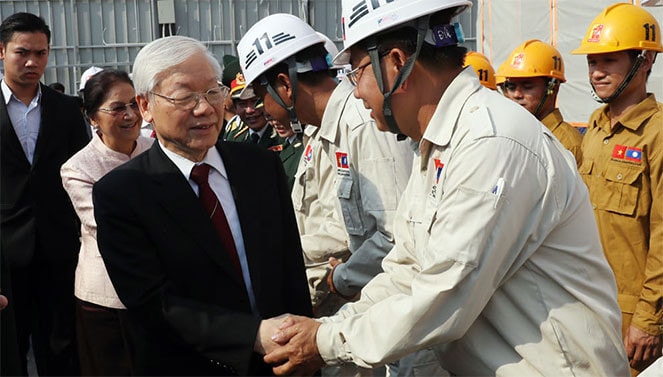 Tổng Bí thư, Chủ tịch Nước Nguyễn Phú Trọng với cán bộ, chuyên gia chiến sĩ đang làm việc tại cỗng trình Ảnh: Trí Dũng