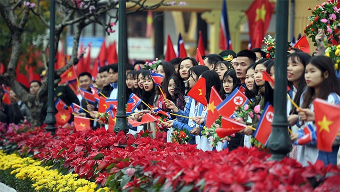 Chủ tịch Triều Tiên Kim Jong-un rời tàu, bước xuống nhà ga hành khách Đồng Đăng Ủy viên Bộ Chính trị, Bí thư Trung ương Đảng, Trưởng ban Tuyên giáo Trung ương Võ Văn Thưởng đón Chủ tịch Triều Tiên Kim Jong-un tại ga Đồng Đăng Người dân tỉnh Lạng Sơn với cờ và hoa rực rỡ đón chào Chủ tịch Triều Tiên Kim Jong-un Đoàn xe của Chủ tịch Triều Tiên Kim Jong-un rời khỏi nhà ga Đồng Đăng