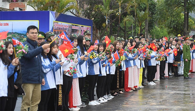 Chủ tịch Triều Tiên Kim Jong-un rời tàu, bước xuống nhà ga hành khách Đồng Đăng Ủy viên Bộ Chính trị, Bí thư Trung ương Đảng, Trưởng ban Tuyên giáo Trung ương Võ Văn Thưởng đón Chủ tịch Triều Tiên Kim Jong-un tại ga Đồng Đăng Người dân tỉnh Lạng Sơn với cờ và hoa rực rỡ đón chào Chủ tịch Triều Tiên Kim Jong-un Đoàn xe của Chủ tịch Triều Tiên Kim Jong-un rời khỏi nhà ga Đồng Đăng