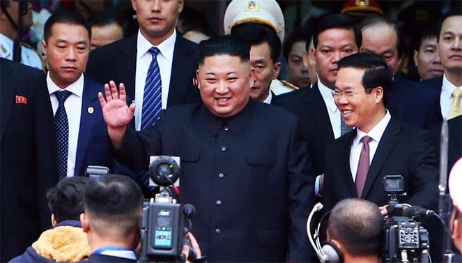 Chủ tịch Triều Tiên Kim Jong-un rời tàu, bước xuống nhà ga hành khách Đồng Đăng Ủy viên Bộ Chính trị, Bí thư Trung ương Đảng, Trưởng ban Tuyên giáo Trung ương Võ Văn Thưởng đón Chủ tịch Triều Tiên Kim Jong-un tại ga Đồng Đăng Người dân tỉnh Lạng Sơn với cờ và hoa rực rỡ đón chào Chủ tịch Triều Tiên Kim Jong-un Đoàn xe của Chủ tịch Triều Tiên Kim Jong-un rời khỏi nhà ga Đồng Đăng