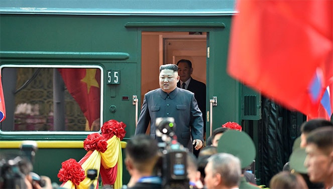Chủ tịch Triều Tiên Kim Jong-un rời tàu, bước xuống nhà ga hành khách Đồng Đăng Ủy viên Bộ Chính trị, Bí thư Trung ương Đảng, Trưởng ban Tuyên giáo Trung ương Võ Văn Thưởng đón Chủ tịch Triều Tiên Kim Jong-un tại ga Đồng Đăng Người dân tỉnh Lạng Sơn với cờ và hoa rực rỡ đón chào Chủ tịch Triều Tiên Kim Jong-un Đoàn xe của Chủ tịch Triều Tiên Kim Jong-un rời khỏi nhà ga Đồng Đăng
