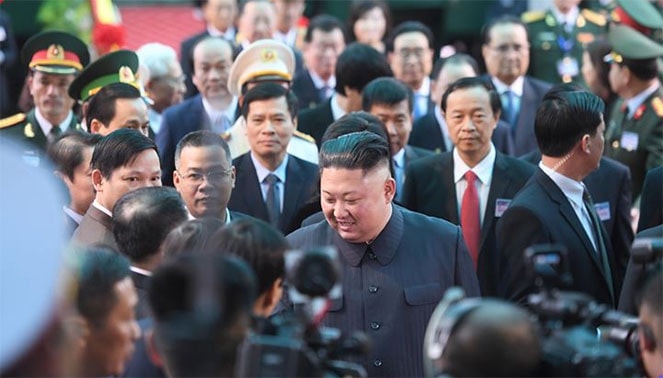 Chủ tịch Triều Tiên Kim Jong-un rời tàu, bước xuống nhà ga hành khách Đồng Đăng Ủy viên Bộ Chính trị, Bí thư Trung ương Đảng, Trưởng ban Tuyên giáo Trung ương Võ Văn Thưởng đón Chủ tịch Triều Tiên Kim Jong-un tại ga Đồng Đăng Người dân tỉnh Lạng Sơn với cờ và hoa rực rỡ đón chào Chủ tịch Triều Tiên Kim Jong-un Đoàn xe của Chủ tịch Triều Tiên Kim Jong-un rời khỏi nhà ga Đồng Đăng