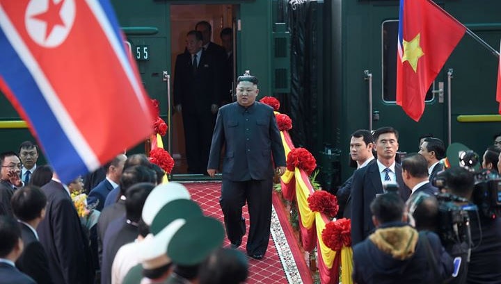 Chủ tịch Triều Tiên Kim Jong-un rời tàu, bước xuống nhà ga hành khách Đồng Đăng Ủy viên Bộ Chính trị, Bí thư Trung ương Đảng, Trưởng ban Tuyên giáo Trung ương Võ Văn Thưởng đón Chủ tịch Triều Tiên Kim Jong-un tại ga Đồng Đăng Người dân tỉnh Lạng Sơn với cờ và hoa rực rỡ đón chào Chủ tịch Triều Tiên Kim Jong-un Đoàn xe của Chủ tịch Triều Tiên Kim Jong-un rời khỏi nhà ga Đồng Đăng