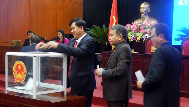 Đại biểu bỏ phiếu bầu Phó Chủ tịch UBND tỉnh