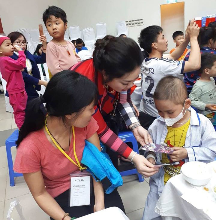 Các bệnh nhi tại Khoa Bệnh máu trẻ em, Viện Huyết học và Truyền máu Trung ương