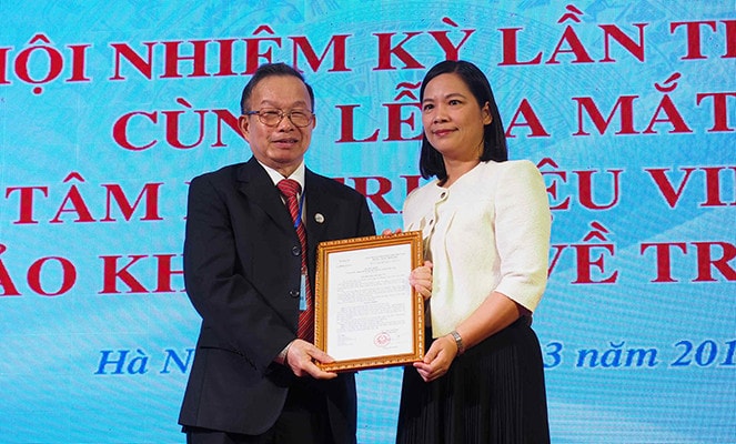 Đại diện Bộ Nội vụ trao Quyết định cho phép thành lập Hội Ảnh - Linh Chi