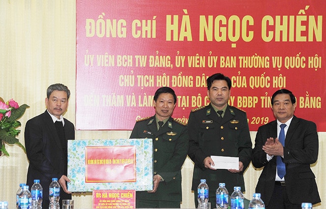 Chủ tịch Hội đồng Dân tộc Hà Ngọc Chiến thăm và tặng quà Bộ chỉ huy bộ đôi biên phòng tỉnh Cao Bằng