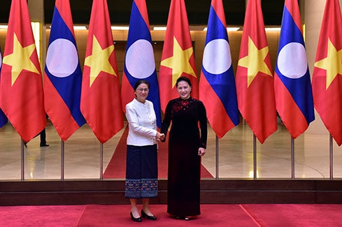 Chủ tịch Quốc hội Nguyễn Thị Kim Ngân đón Chủ tịch Quốc hội Lào Pany Yathotou Ảnh: Quang Khánh