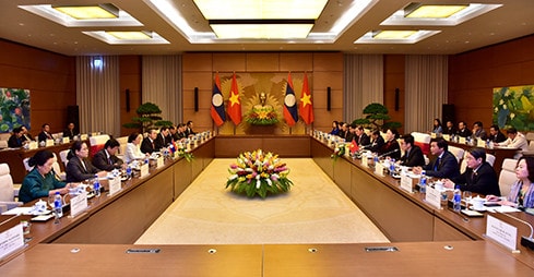 Chủ tịch Quốc hội Nguyễn Thị Kim Ngân làm việc với Chủ tịch Quốc hội Lào Pany Yathotou và Đoàn đại biểu cấp cao QH Lào Ảnh: Quang Khánh