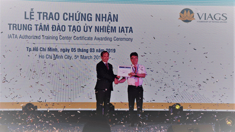 Ông Đỗ Như Phụng, Giám đốc IATA tại Việt Nam (trái) trao chứng nhận 