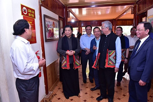 Phó Chủ tịch Thường trực Quốc hội Tòng Thị Phóng cùng Đoàn khảo sát thăm bản Bó, thăm mô hình nhà ở cộng đồng của người dân