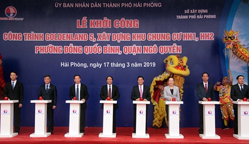 Lãnh đạo thành phố và đại diện Nhà đầu tư thực hiện nghi lễ khởi công dự án