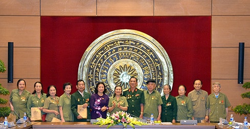Phó Chủ nhiệm Ủy ban Về các vấn đề xã hội Lê Thị Nguyệt chụp ảnh lưu niệm với Hội Cựu Thanh niên xung phong phường Bến Thủy, TP Vinh, Nghệ An