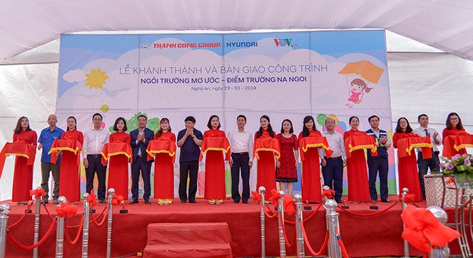 Các vị đại biểu cắt băng khánh thành chính thức điểm trường