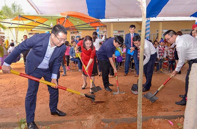 Ông Nguyễn Thế Kỷ và ông Lê Ngọc Đức trồng cây lưu niệm tại trường