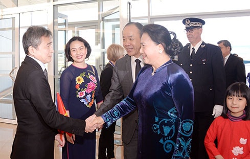 Cộng đồng người Việt tại Pháp đón Chủ tịch Quốc hội Nguyễn Thị Kim Ngân tại sân bay Orly