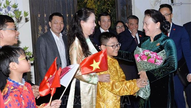 Cán bộ, nhân viên Đại sứ quán và đại diện cộng đồng người Việt Nam tại Qatar đón Chủ tịch Quốc hội Nguyễn Thị Kim Ngân. - Ảnh: Trọng Đức - TTXVN
