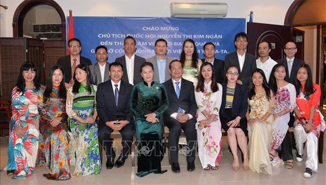 Chủ tịch Quốc hội Nguyễn Thị Kim Ngân với đại diện cộng đồng người Việt Nam tại Qatar.- Ảnh: Trọng Đức - TTXVN