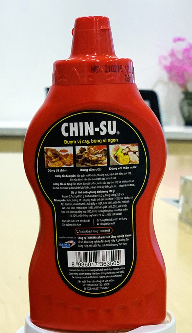 Mặt sau chai tương ớt Chin-su ghi ghi thành phần trong đó có chất bảo quản (211, 202), tức natri benzoat và kali sorbat Nguồn: Công ty Masan