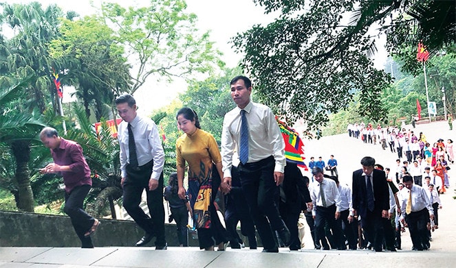 Đoàn đại biểu thị xã Phú Thọ dâng hương, báo công các Vua Hùng Ảnh: Hương Sen