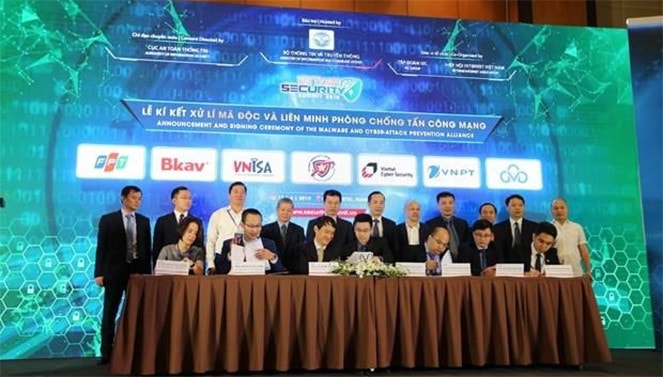Cục An toàn thông tin và Hiệp hội An toàn thông tin Việt Nam (VNISA) cùng với 5 thành viên sáng lập ra mắt Liên minh xử lý mã độc và phòng chống tấn công mạng. (Ảnh nguồn: TTXVN)