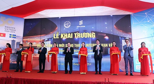 Bộ trưởng Chu Ngọc Anh, Tổng Giám đốc Ericsson tại Việt Nam Denis Brunetti và các đại biểu cắt băng khai trương trung tâm
