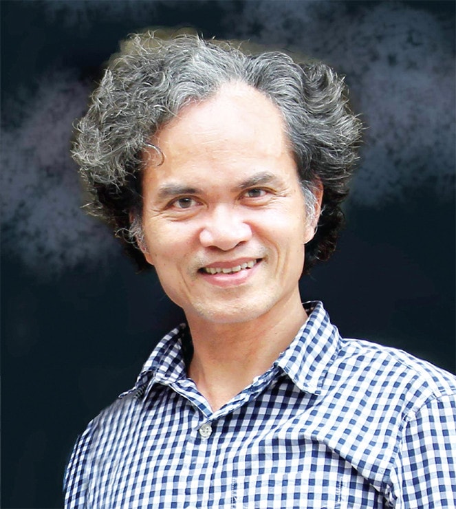 Nhà văn, nhà giáo Chu Văn Sơn Sau hai năm chống chọi với căn bệnh ung thư hiểm nghèo, nhà văn, nhà giáo Chu Văn Sơn vừa tạ thế vào ngày 18.4 vừa qua ở tuổi 58, để lại nỗi tiếc thương sâu sắc cho nhiều bạn nghề và thế hệ học trò đã từng có dịp tiếp xúc ông ngoài đời hay qua trang viết. Một người văn với những con chữ tài hoa, đồng thời được cho là một nhân cách sống, nhân cách làm nghề đáng trọng. Sau 35 năm đứng trên bục giảng và 30 năm cầm bút, ông đã để lại các công trình nghiên cứu có giá trị. Và còn có một Chu Văn Sơn tuỳ bút trong tập sách cuối cùng vừa kịp xuất bản của ông, có nhan đề: “Tự tình cùng cái Đẹp”. Bài viết dưới đây là lời giới thiệu của nhà phê bình Văn Giá, một bạn nghề chí cốt của tác giả. Xin trân trọng giới thiệu cùng bạn đọc!