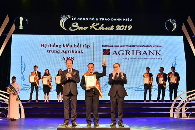 Đại diện Agribank nhận giải thưởng Sao khuê 2019