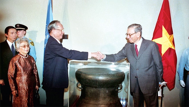 Nhân dịp tham dự Lễ kỷ niệm 50 năm Ngày thành lập Liên Hợp Quốc (1945 - 1995), chiều 25.10.1995, tại Trụ sở Liên Hợp Quốc ở New York (Hoa Kỳ), Chủ tịch Nước Lê Đức Anh trao tặng phiên bản trống đồng Ngọc Lũ cho Tổng Thư ký Liên Hợp Quốc Boutros B. Ghali Ảnh: Cao Phong
