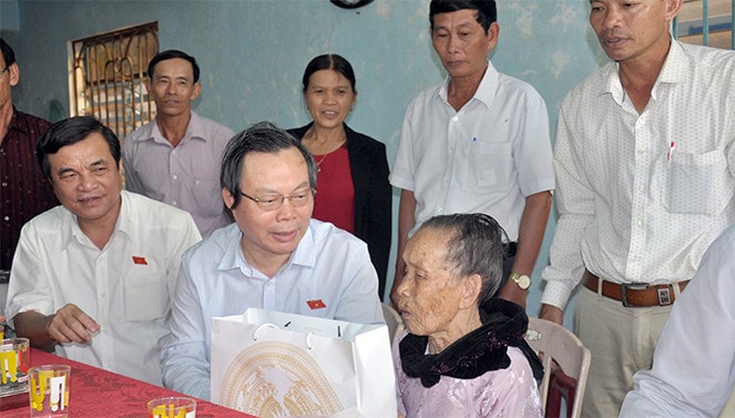 Phó Chủ tịch Quốc hội Phùng Quốc Hiển cùng Đoàn công tác thăm và tặng quà Mẹ Việt Nam Anh hùng Lương Thị Hân (89 tuổi), có chồng và con trai hy sinh trong kháng chiến