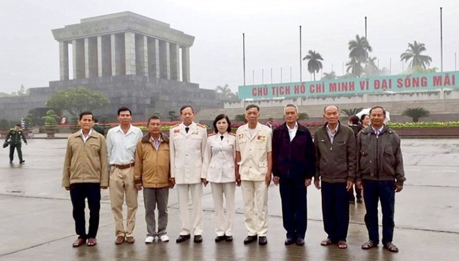 Đại tá, Anh hùng Lực lượng vũ trang Nhân dân Phan Thị Ngọc Tươi và đồng đội T30 viếng Lăng Chủ tịch Hồ Chí Minh