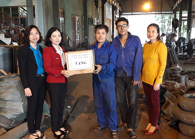 Chủ tịch Liên đoàn Lao động thị xã Hồng Lĩnh, Hà Tĩnh trao quà cho công nhân lao động