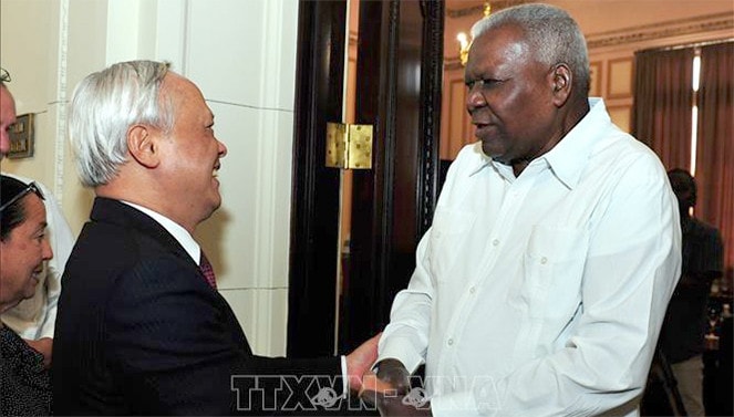Chủ tịch Quốc hội Cuba Esteban Lazo đón Phó Chủ tịch Quốc hội Việt Nam Uông Chu Lưu. - Ảnh: Vũ Hà/TTXVN