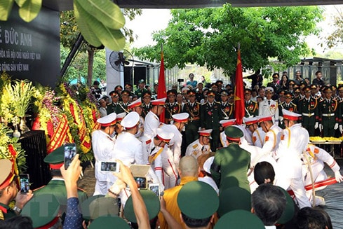 Đội tiêu binh đưa linh cữu nguyên Chủ tịch Nước, Đại tướng Lê Đức Anh xuống huyệt mộ
