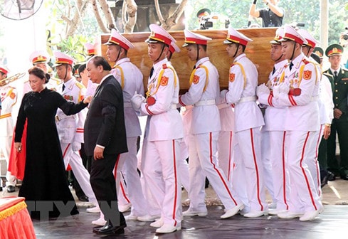 Thủ tướng Nguyễn Xuân Phúc, Chủ tịch Quốc hội Nguyễn Thị Kim Ngân đón linh cữu nguyên Chủ tịch Nước, Đại tướng Lê Đức Anh