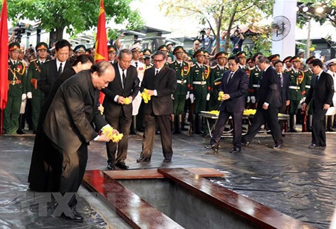 Lãnh đạo Đảng, Nhà nước thực hiện nghi thức an táng, rải hoa lên linh cữu Đại tướng Lê Đức Anh
